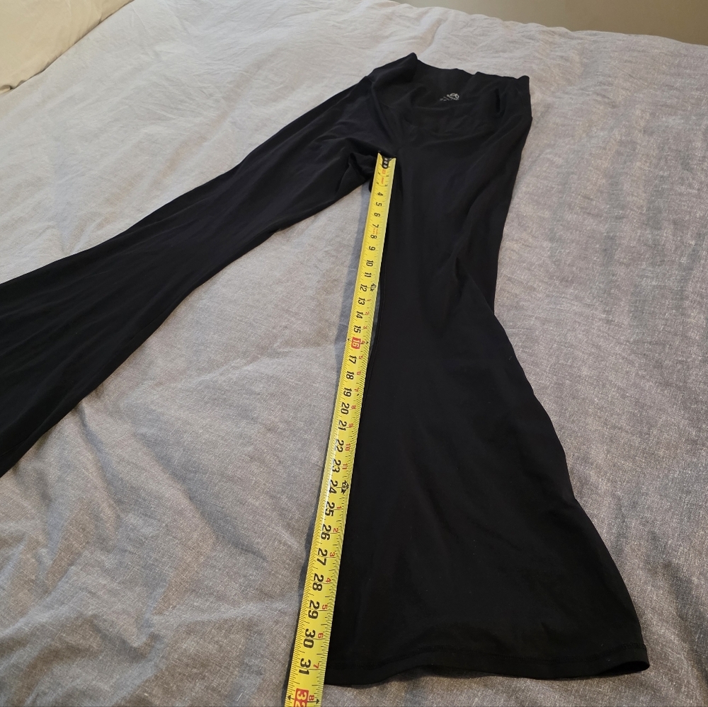 Elegant Black Flare Yoga Pants - Picture 5 of 7